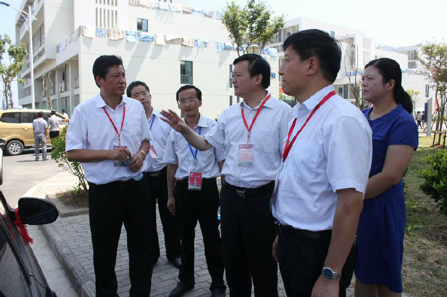 校领导查看报到现场交通情况.JPG
